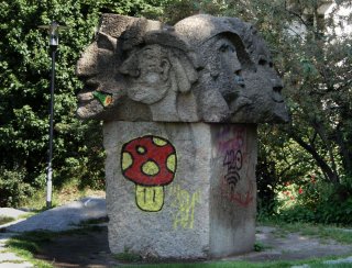 Ruine-Denkmal-Winterfeldtplatz.jpg
